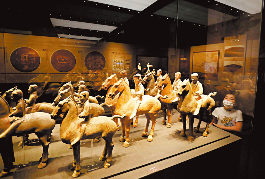 ●春秋時期，秦國繁育出大量驃壯的戰馬，軍事實力大幅提升。圖為兵馬俑。 資料圖片