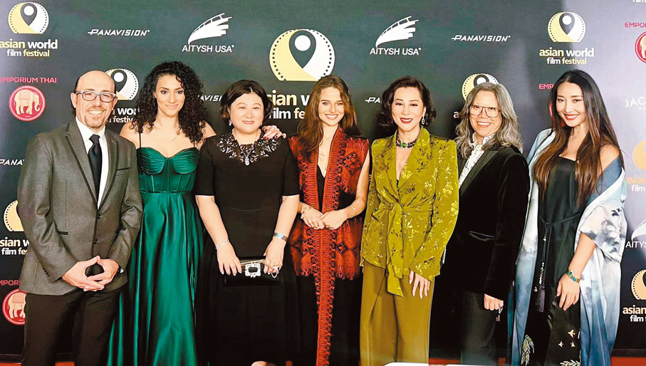 ●王曉燕（左三）和亞洲國際電影節評委合影。
