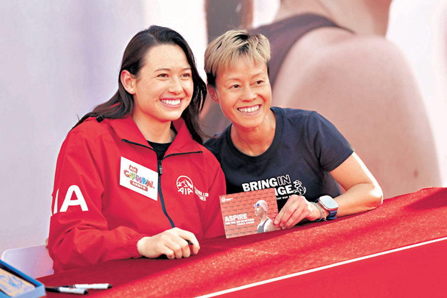 ●何詩蓓與粉絲合照。 香港文匯報記者葉詩敏 攝