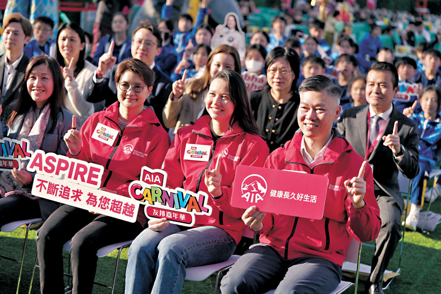 ●何詩蓓（中）昨日出席公開活動，坦言希望先好好享受假期後再決定未來計劃。  香港文匯報記者葉詩敏 攝