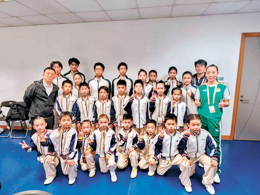 ●李禕（綠色衣服）與是次晚會的其他演員在演員休息室合影留念。 