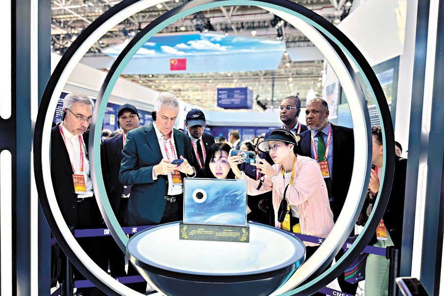 ●嫦娥六號任務取回的月球背面月壤樣品亮相第十五屆中國國際航空航天博覽會，吸引參觀者觀看拍照。 資料圖片