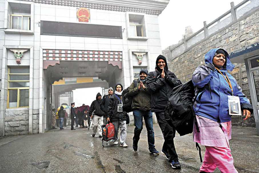 ●2019年6月20日，印度官方香客通過乃堆拉山口，邁入中國國門。 資料圖片