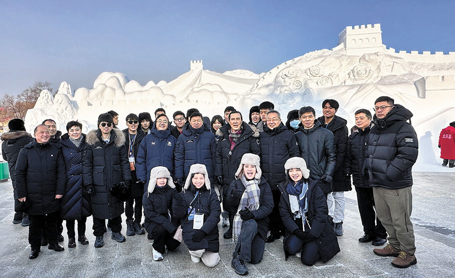 ●12月19日，中共中央台辦、國務院台辦主任宋濤與中國國民黨前主席馬英九、台灣青年一行來到哈爾濱市太陽島，共同體驗雪雕技藝。中新社