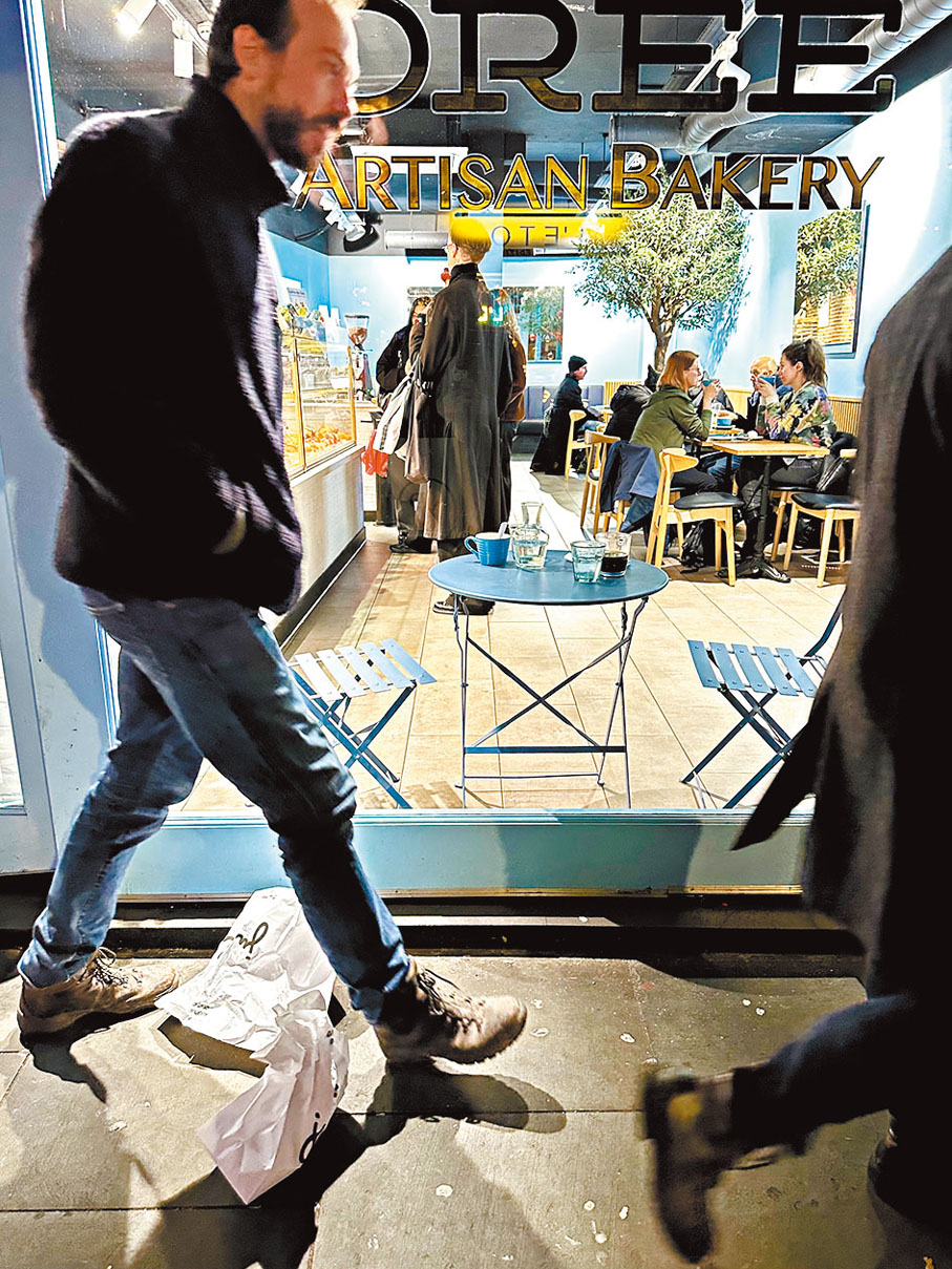 ●垃圾當道，途人視而不見的倫敦通衢大道。 作者供圖