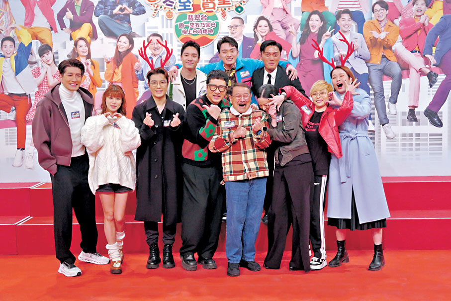 ●眾人搞怪影合照喜迎聖誕。