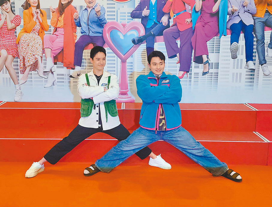 ●吳偉豪（左）與周嘉洛大晒柔韌度。