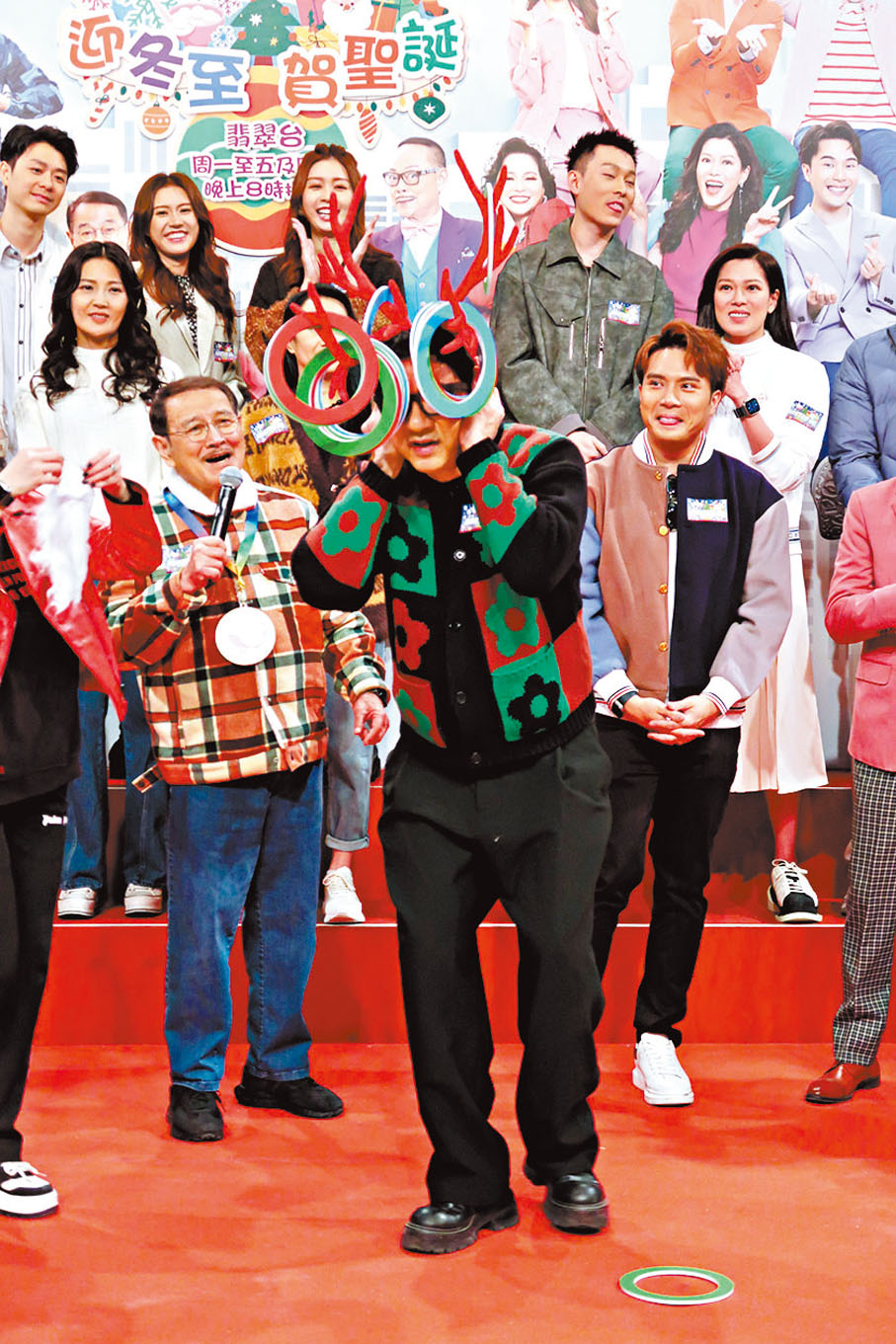 ●單立文頭戴馴鹿髮飾大玩遊戲。