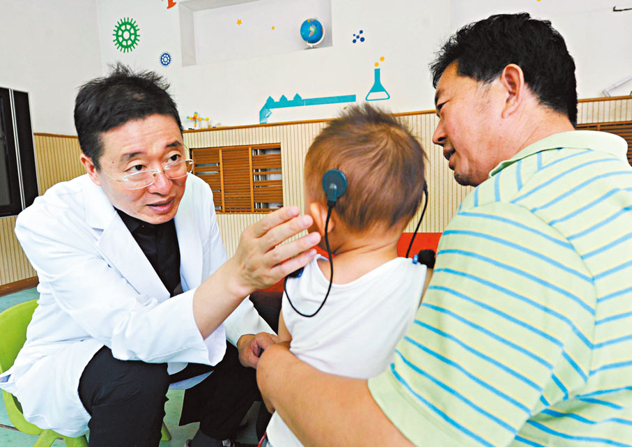 ●第五批國家組織高值醫用耗材集中帶量採購19日在天津開標產生中選結果，納入人工耳蝸、外周血管支架兩類產品。圖為醫生在為接受耳蝸植入術後康復的聽障兒童做檢查。 資料圖片