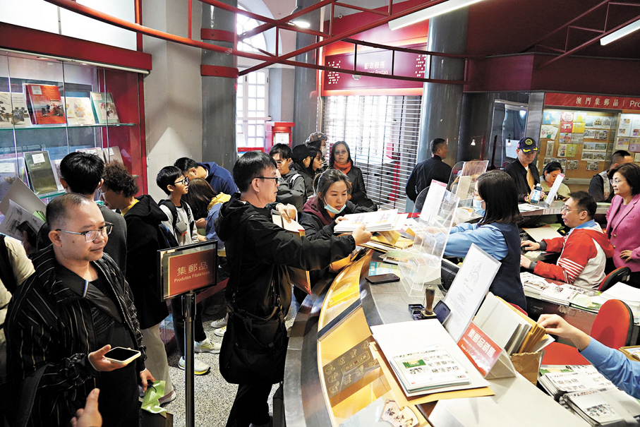 ●市民遊客到郵局購買紀念郵品。香港文匯報記者曾興偉 攝