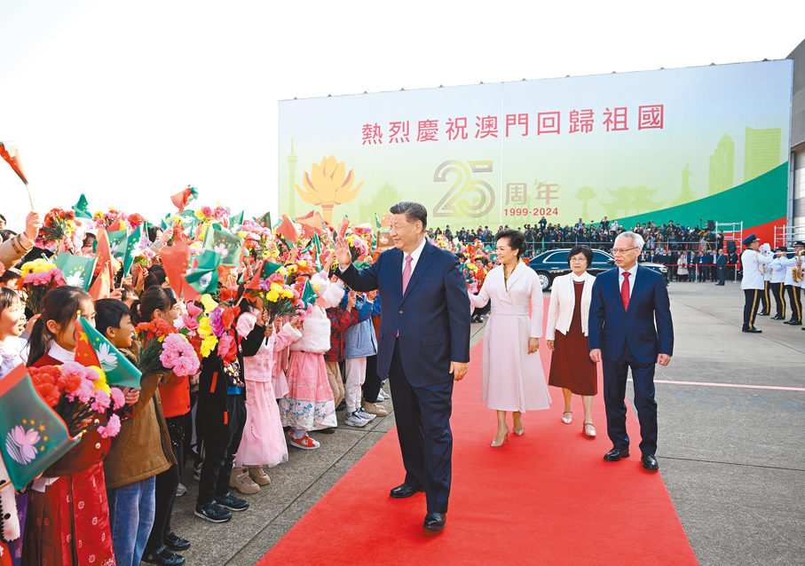 12月20日下午●中共中央總書記、國家主席、中央軍委主席習近平圓滿結束在澳門的各項活動，乘專機離開澳門。這是習近平和夫人彭麗媛向歡送人群揮手致意。 新華社