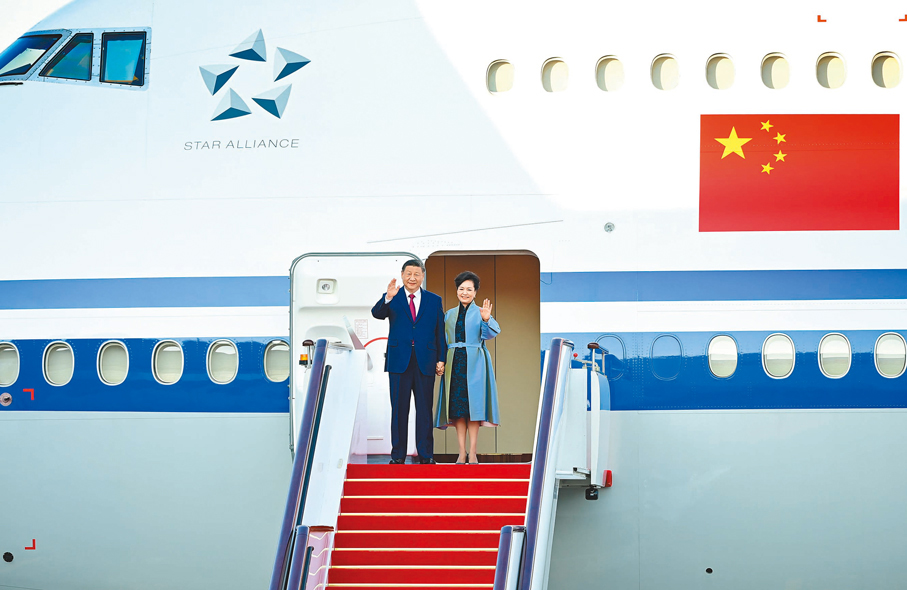 12月18日下午●12月18日下午，中共中央總書記、國家主席、中央軍委主席習近平乘專機抵達澳門。     新華社