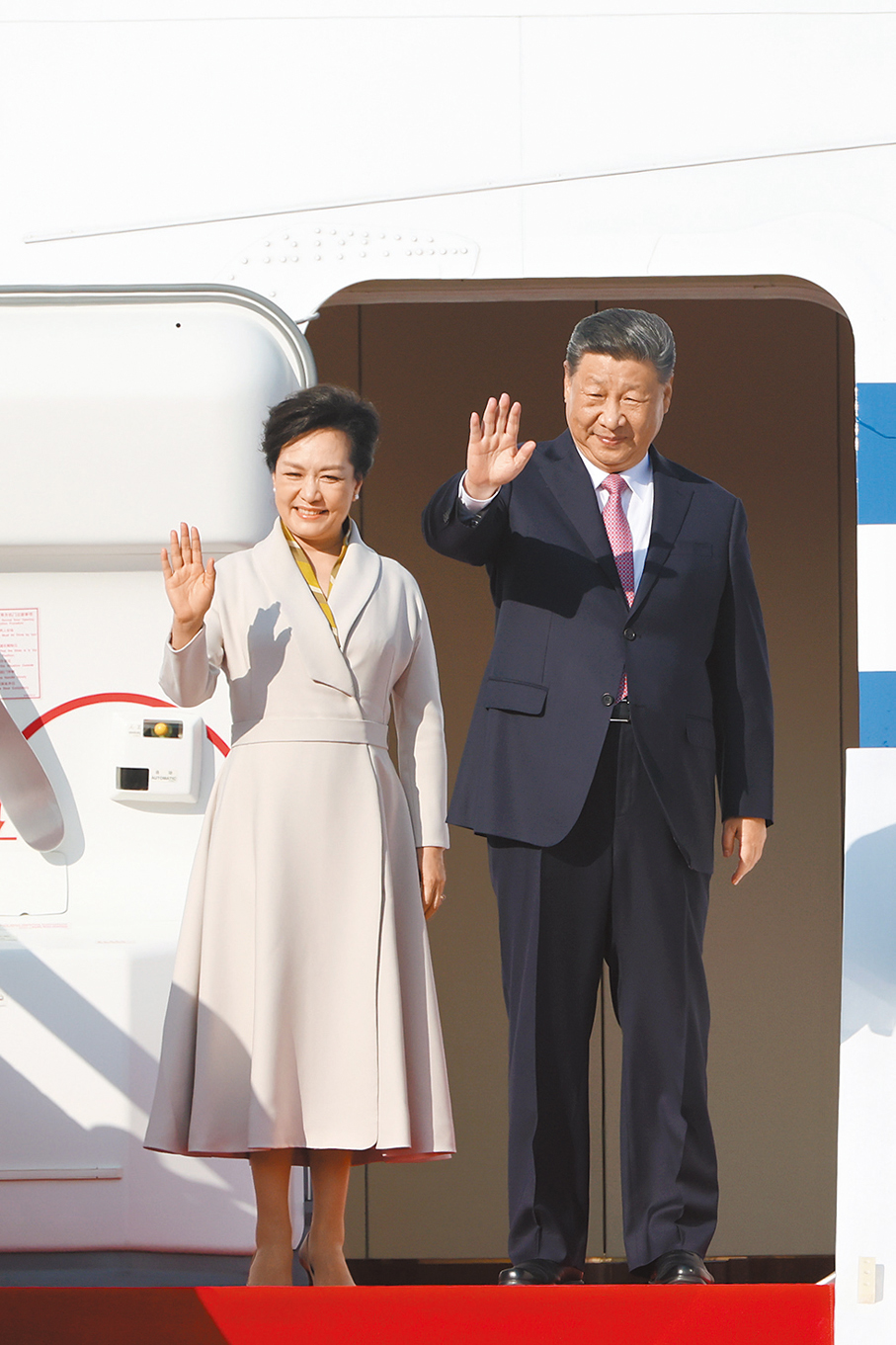 12月20日下午●12月20日下午，中共中央總書記、國家主席、中央軍委主席習近平圓滿結束在澳門的各項活動，乘專機離開澳門。圖為習近平和夫人彭麗媛向歡送人群揮手致意。 中新社