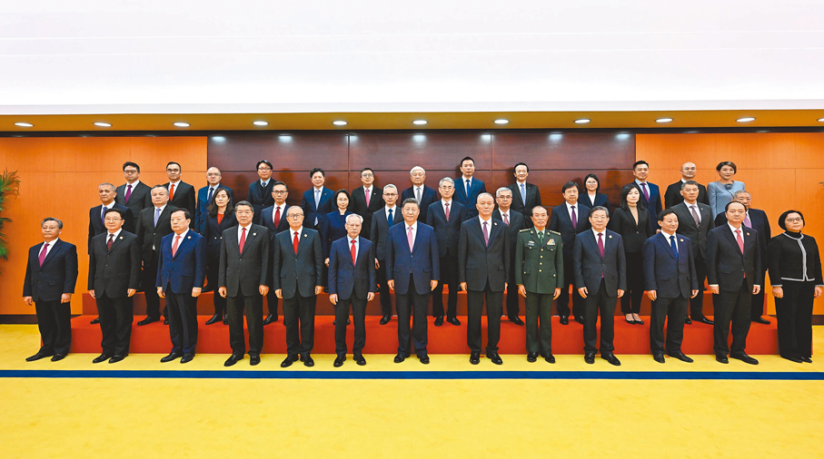 12月20日上午●12月20日上午，國家主席習近平在澳門會見剛剛就職的澳門特別行政區行政長官岑浩輝，其後會見澳門特區新任行政、立法、司法機構負責人。 新華社