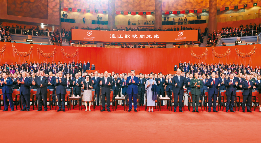 12月19日晚上●12月19日晚，慶祝澳門回歸祖國25周年文藝晚會在澳門東亞運動會體育館舉行。中共中央總書記、國家主席、中央軍委主席習近平觀看演出。晚會最後，習近平同全場觀眾一起高唱《歌唱祖國》。 新華社