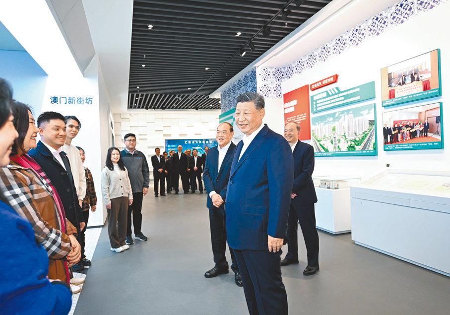 12月19日上午●12月19日上午，中共中央總書記、國家主席、中央軍委主席習近平在時任澳門特別行政區行政長官賀一誠陪同下，來到橫琴粵澳深度合作區考察。圖為習近平在橫琴天沐琴台展示廳澳門新街坊項目展區前，同居住在這裏的市民代表親切交談。     新華社