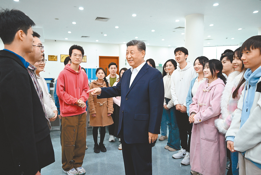 12月19日上午●12月19日上午，國家主席習近平來到澳門科技大學考察，同學校師生和科研工作者親切交流。圖為習近平在學校圖書館同正在查閱資料的同學們親切交流。     新華社