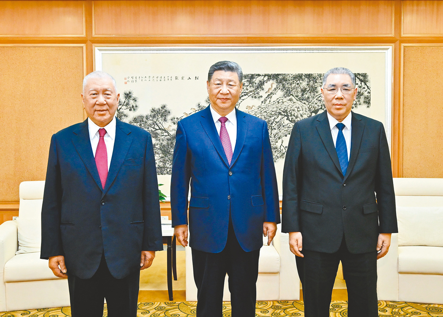 12月19日下午●12月19日下午，國家主席習近平在澳門會見全國政協副主席何厚鏵和澳門特別行政區前任行政長官崔世安。 新華社