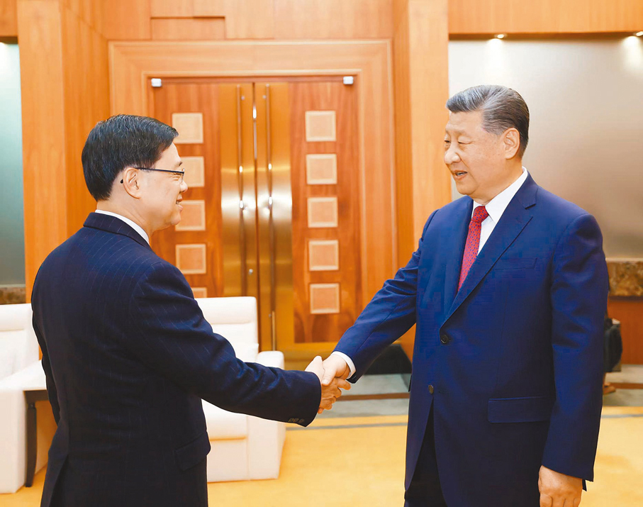 12月19日下午●12月19日下午，國家主席習近平在澳門會見前來出席慶祝澳門回歸祖國25周年活動的香港特別行政區行政長官李家超。     新華社