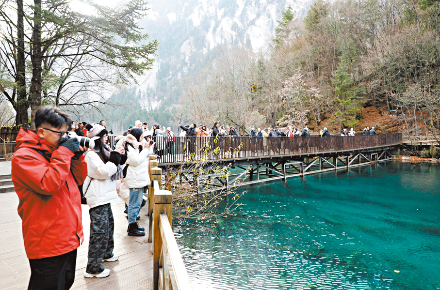 ●遊客遊覽五花海。