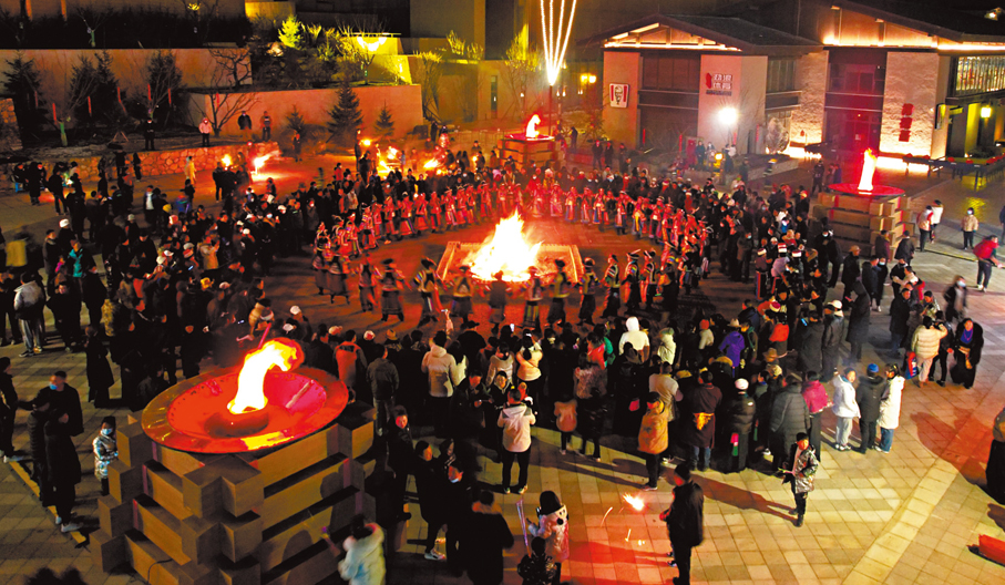 ●遊客與當地居民圍着篝火歡樂舞蹈。