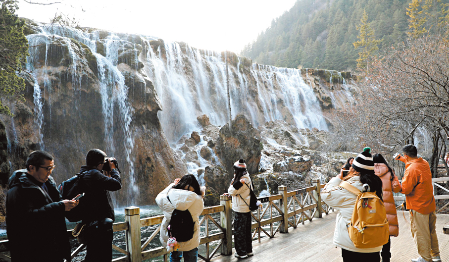 ●遊客參觀諾日朗瀑布。