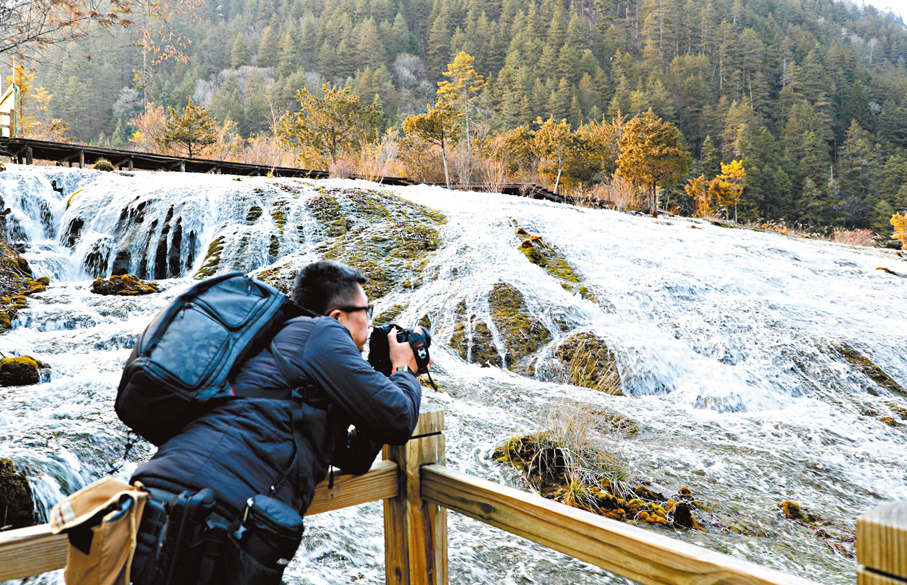 ●遊客拍攝珍珠灘美景。