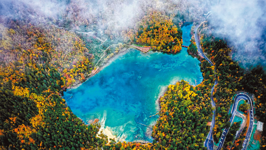 ●航拍九寨溝美景。 受訪者供圖