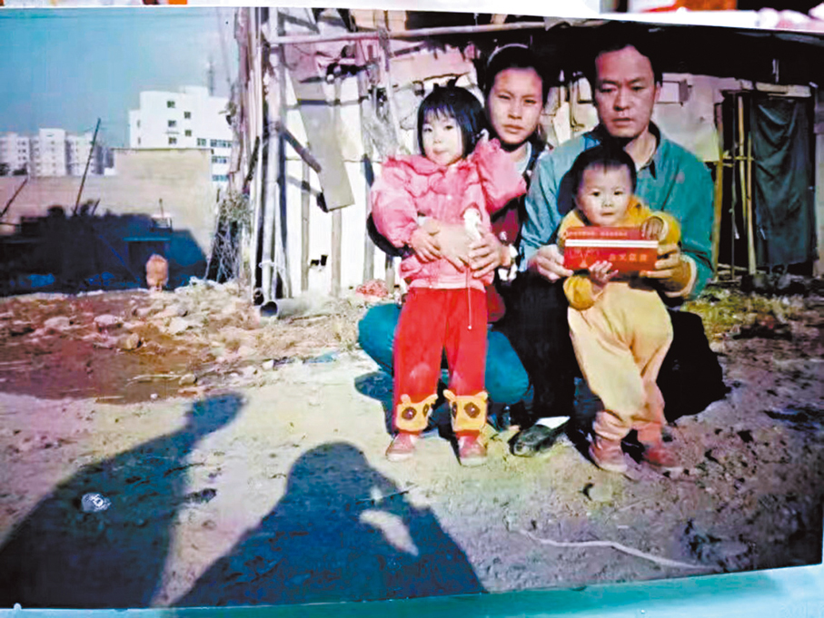 ● 譚嘉艷1歲時與家人在東莞的合影。