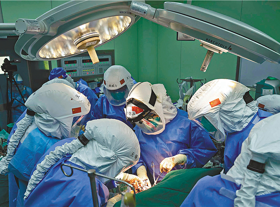 ●專家倡推動捐獻器官灣區共享，建跨境器官移植機制惠及港澳居民。圖為內地某醫院器官移植中心在為患者實施肺移植手術。資料圖片