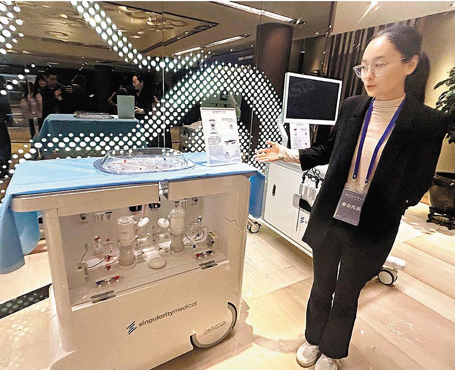 ●廣東專家團隊研發的「無缺血肝臟灌注系統—Life-X100」，破解了器官移植中器官缺血再灌注損傷的世界性難題。 香港文匯報記者敖敏輝  攝
