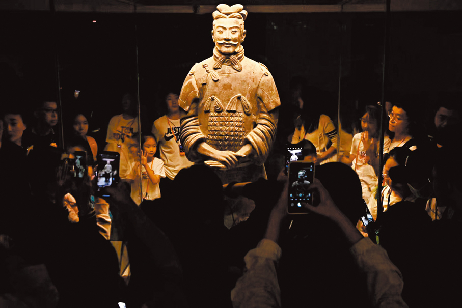 ●秦始皇帝陵博物院展示的此前出土的高級軍吏俑。   受訪者供圖