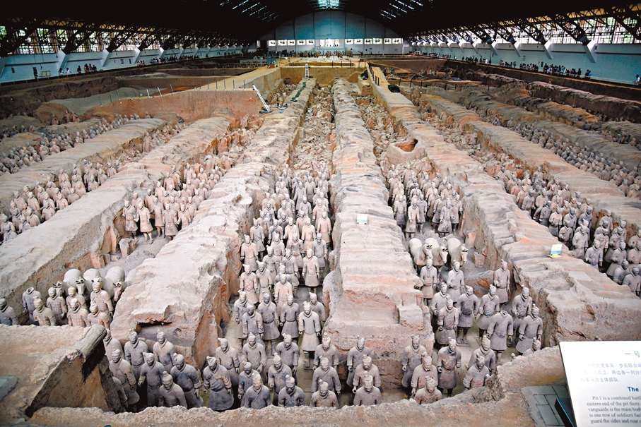 ●秦兵馬俑一號坑。