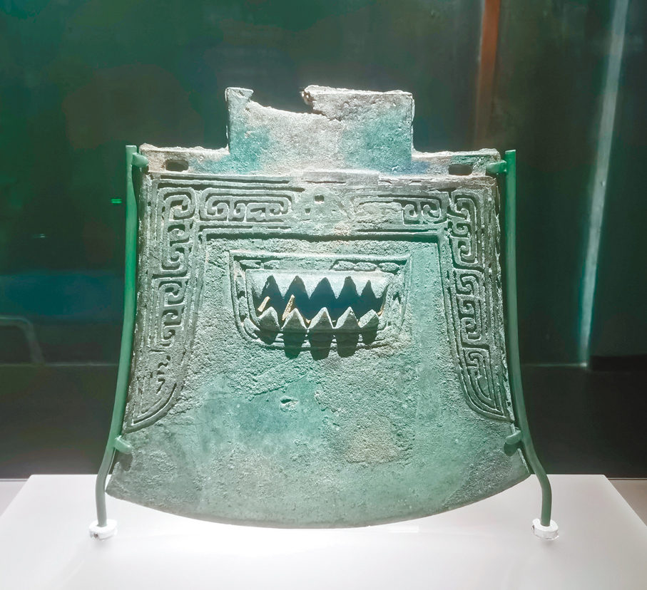 ●雙面齒雲雷紋青銅大鉞。 黃慧  攝