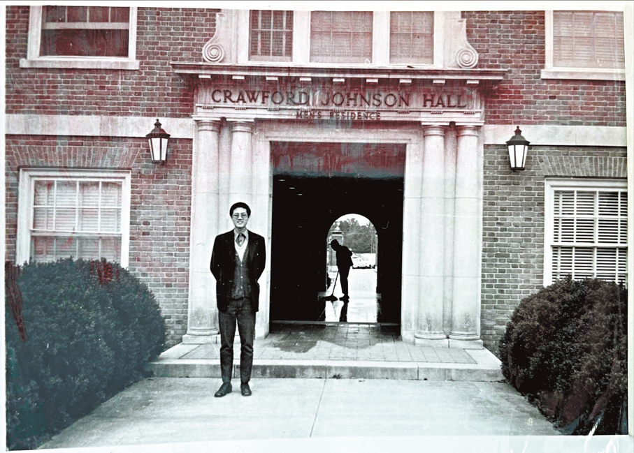 ●韓國權到美國入學當天，站在桑佛德大學的克羅佛德·強森宿舍大門前。