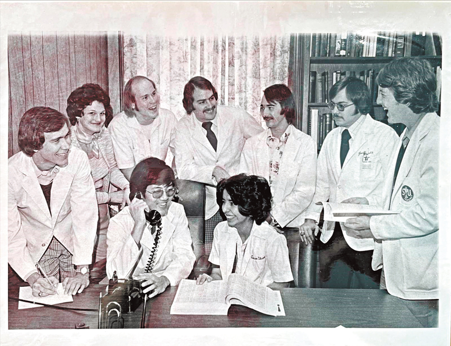 ●韓國權（打電話者）入選成為Rho Chi藥學榮譽協會桑佛德分部成員，並提出了「藥師諮詢」教育計劃。