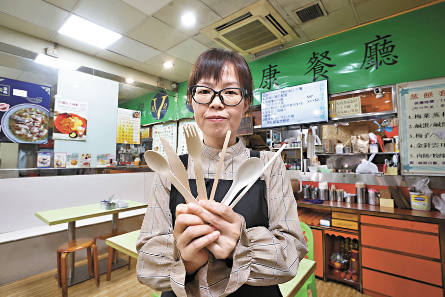 ●范小姐說，現時環保餐具的質素已趨於穩定。香港文匯報記者郭木又 攝
