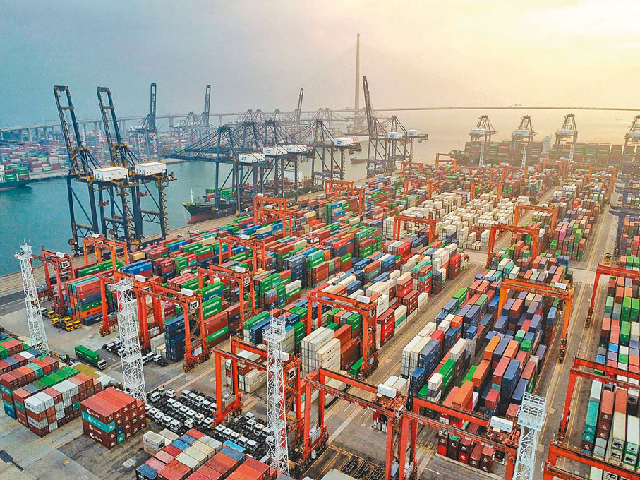 ●黃元山表示，特區政府正積極落實二十屆三中全會對香港的戰略定位，着力推動香港貿易、金融、航運三大中心的融合發展。圖為葵涌貨櫃碼頭。 資料圖片