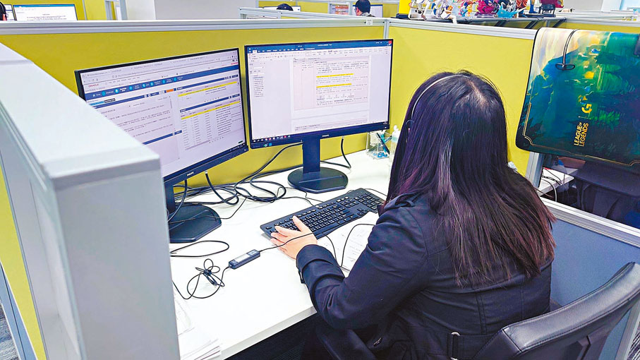 ●1823聯絡中心人員可以利用知識庫等資料，即時解答巿民的查詢。香港文匯報記者劉啟業  攝