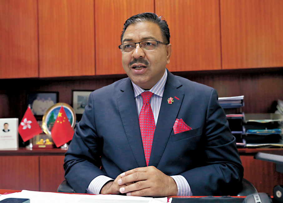 ●艾歷斯自小從巴基斯坦來港，在香港讀書和長大，最後成家立室。