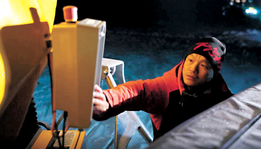 ●鄒家吉調整造雪機。