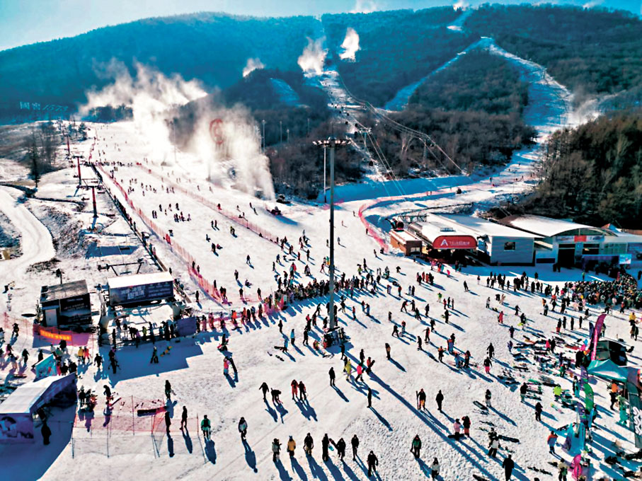 ●大批雪友「湧入」東北滑雪場體驗滑雪新玩法。香港文匯報長春傳真