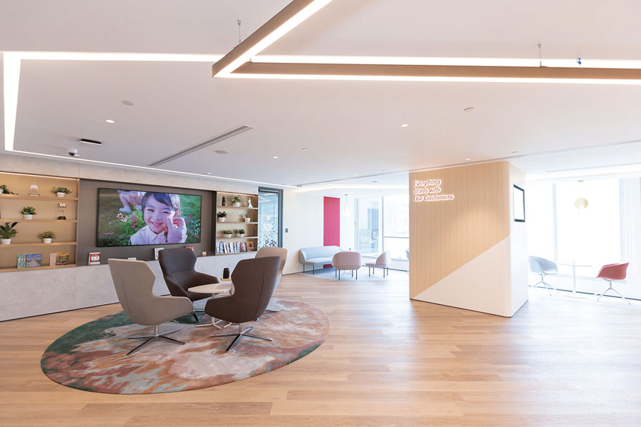 ●中銀人壽的客戶服務中心位於市區重要商業地帶，為客戶提供多功能的貼心服務。