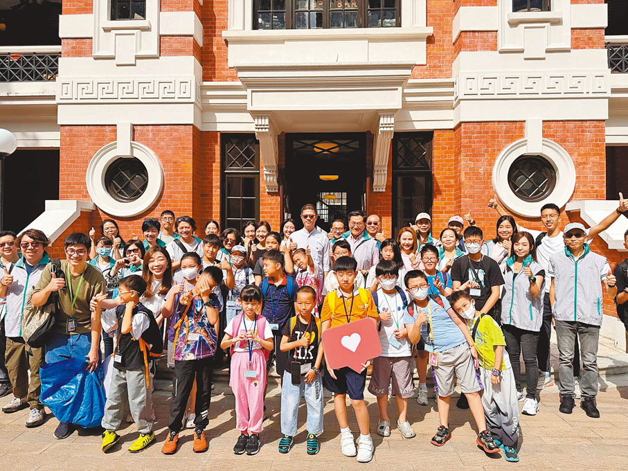 ●地政總署義工隊參與的「大館文化藝術導賞遊」。 發展局圖片　