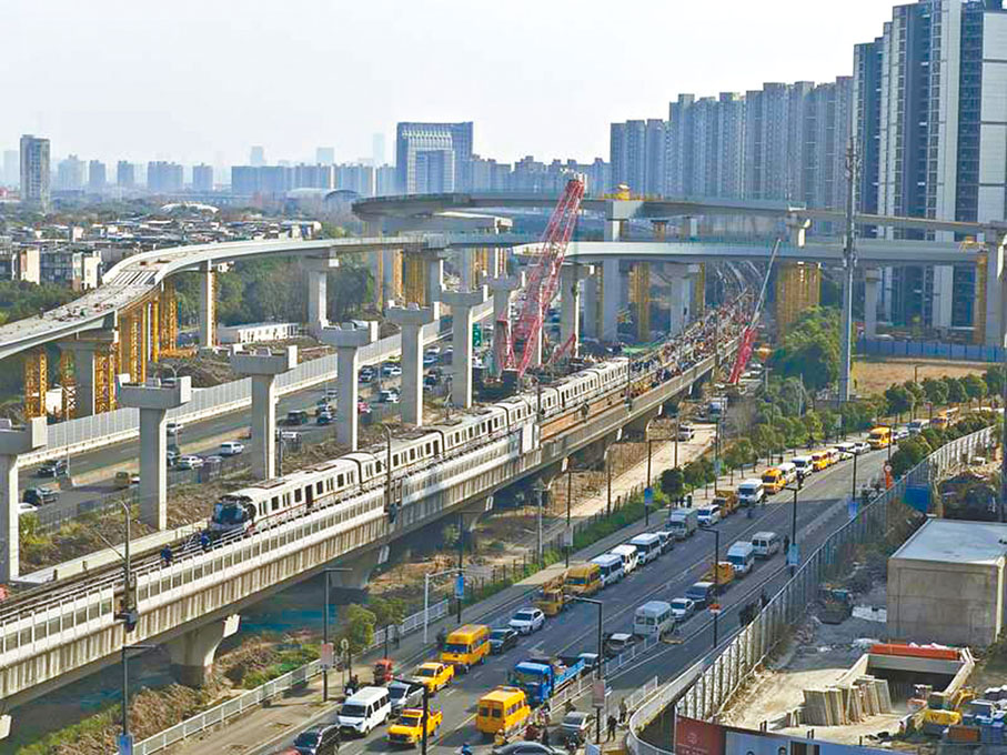 ●22日上海地鐵11號線遭吊車侵入事故，應急管理部已派出工作組趕赴現場。 網上圖片