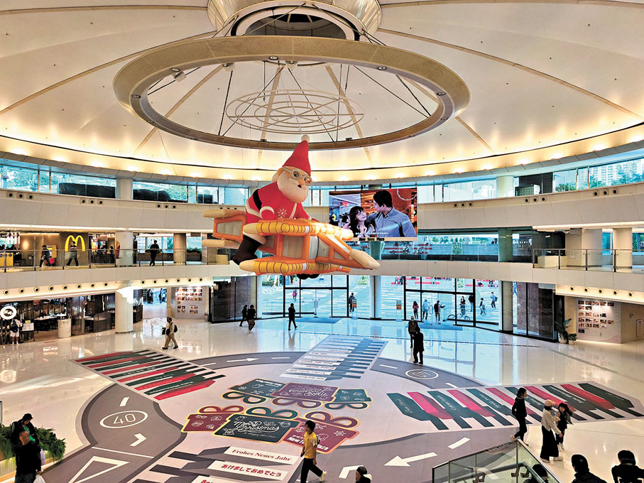 ●仿效「沙田精神號」動力飛機空降羅馬圓型獻技場。