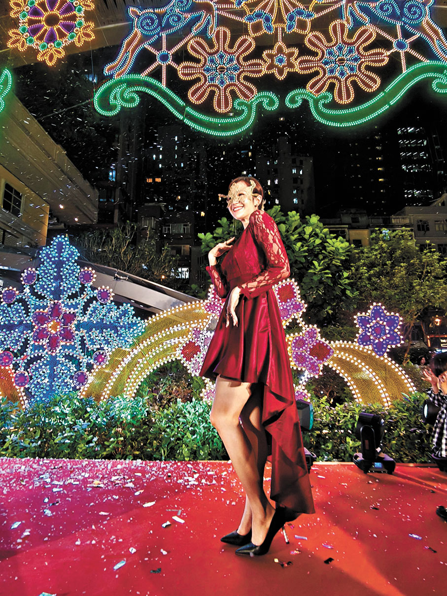 ●漫天飛雪下舉辦「聖誕化妝舞會」。