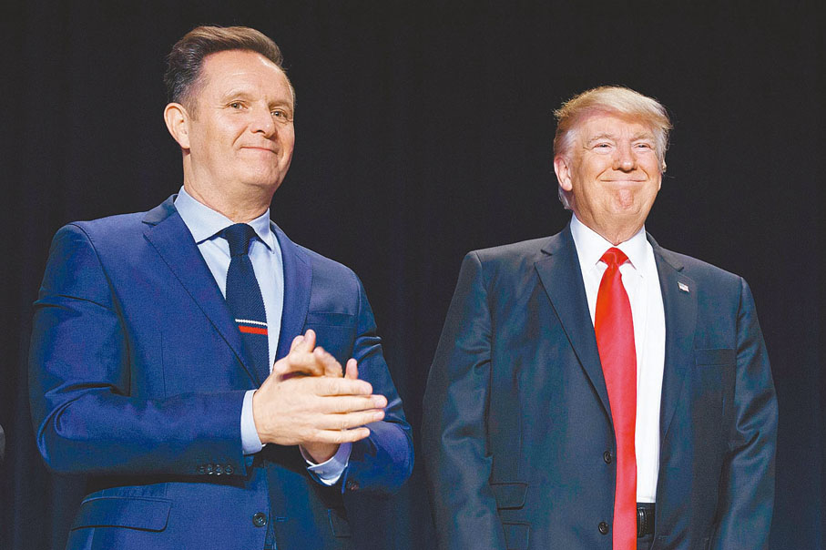 ●特朗普宣布任命真人騷《飛黃騰達》監製伯內特（左）出任新設的英國特使。 美聯社