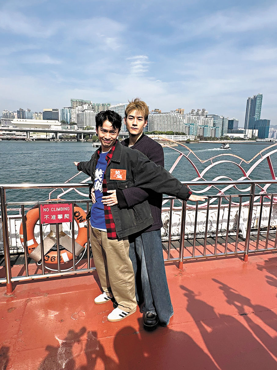 ●魏浚笙（右）與林家熙扮演《鐵達尼號》的經典名場面。