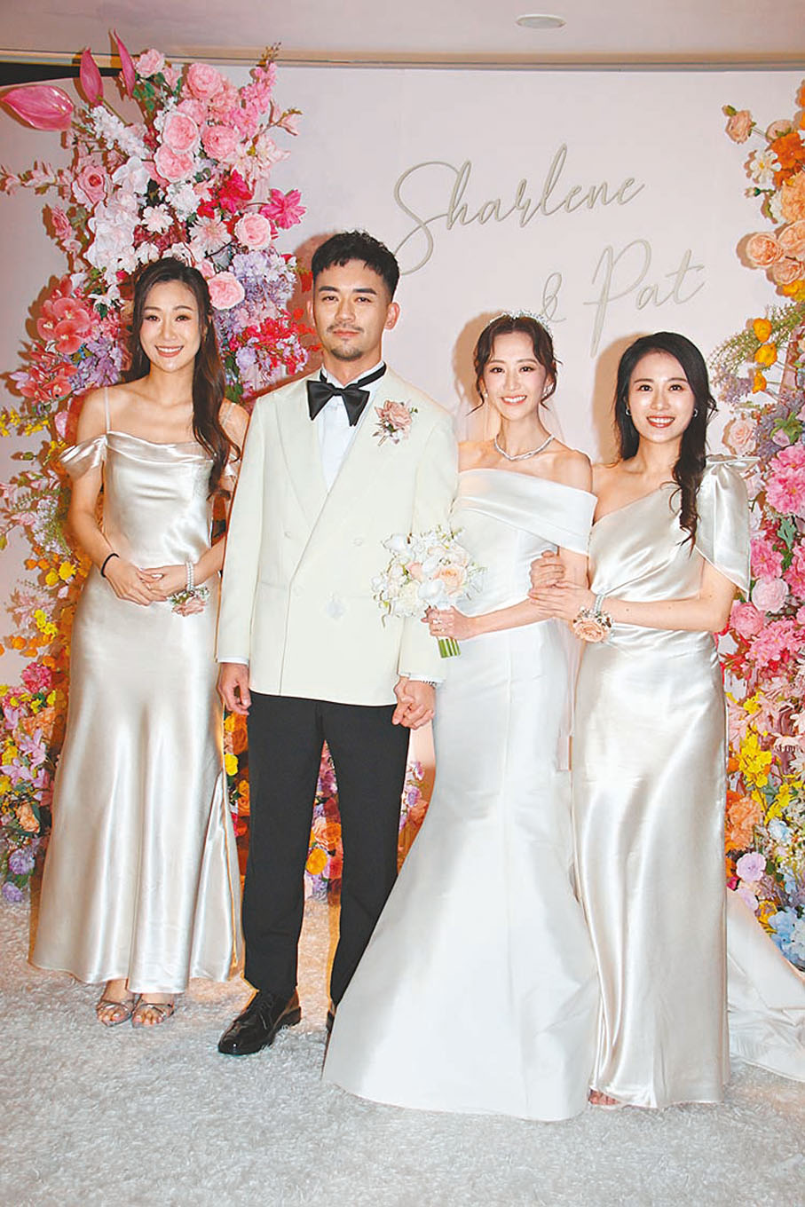 ●王虹茵（右二）出嫁，圈中好友朱智賢（左一）和王菲（右一）擔任姊妹。